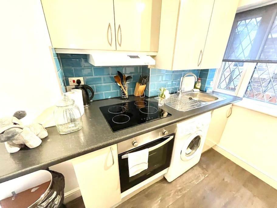 Serene And Cozy 1-Bedroom House With Parking Cambridge  Bagian luar foto